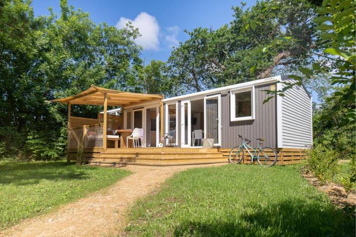 Camping pour 6 personnes, avec terrasse ainsi que jardin et piscine