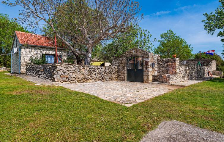 Ferienhaus für 8 Personen, mit Pool und Terrasse, mit Haustier