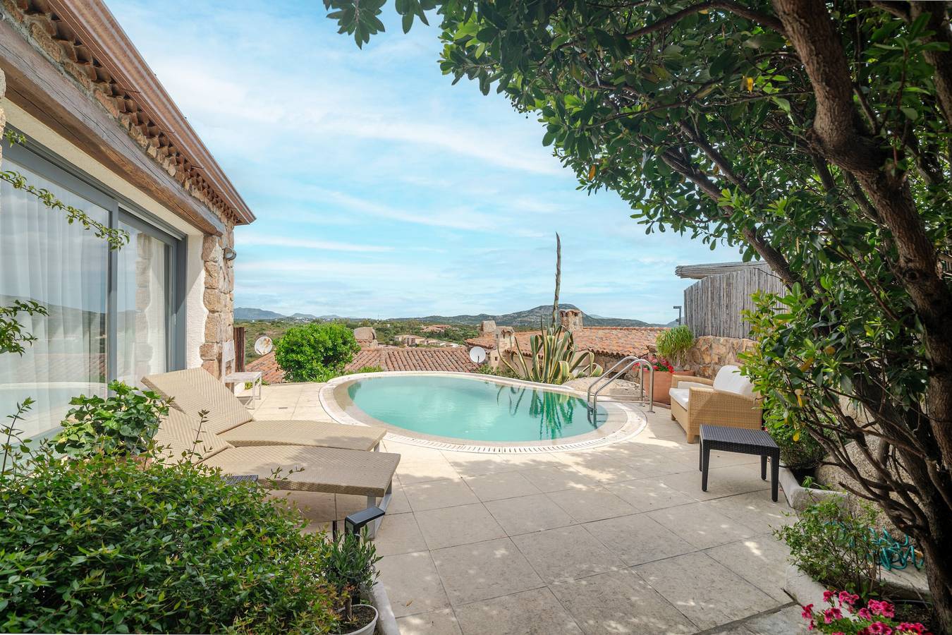 Villa 'Roccia d'oro con piscina privata' con Vista Mare, Wi-Fi e Aria Condizionata in Porto San Paolo, Loiri Porto San Paolo