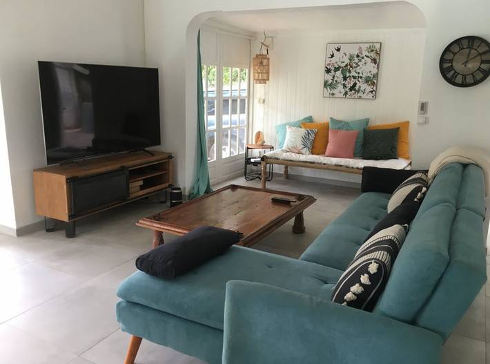 Location de vacances pour 7 personnes, avec terrasse ainsi que jardin et piscine dans Saint-Gilles les Bains - 3