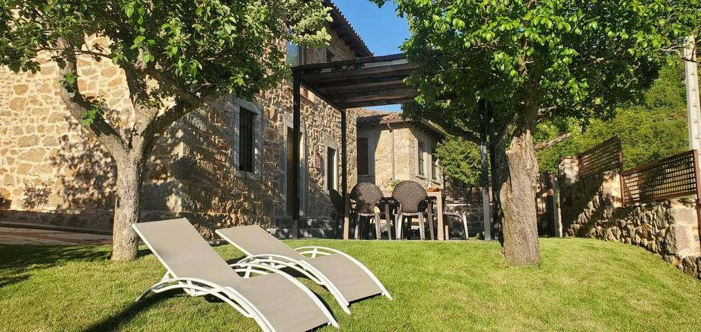 Casa rural para 7 personas, con vistas al lago además de vistas y jardín en Montaña de Luna