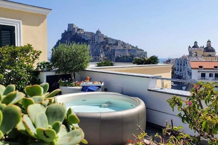 Ferienwohnung für 2 Personen, mit Balkon und Garten sowie Whirlpool in Ischia Stadt
