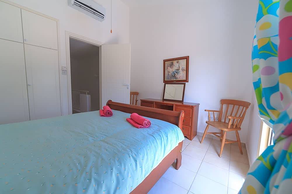 Holiday villa with swimming pool near the Paphos coast in Paphos, South Cyprus