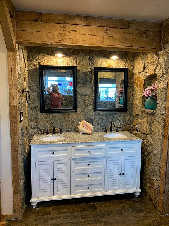 Vacation home for 16 people, with yard and hot tub as well as balcony in Ocean City