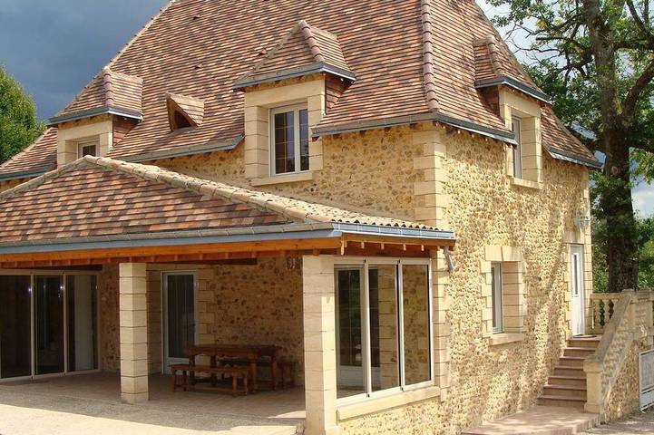 Location de vacances pour 12 personnes, avec terrasse à Saint-Geyrac