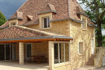 Gîte pour 12 personnes, avec terrasse à Saint-Geyrac