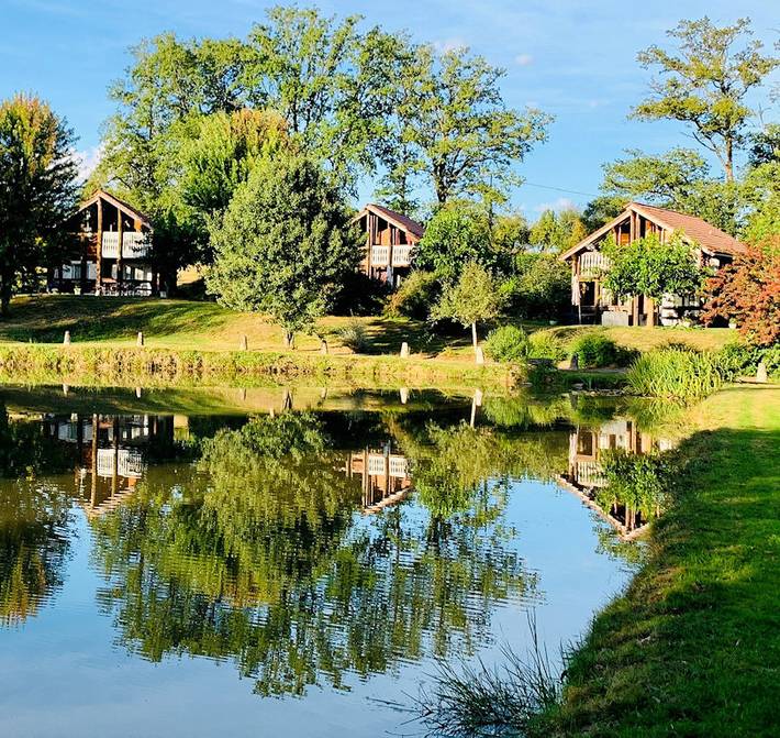 Gîte pour 24 personnes, avec terrasse ainsi que piscine et vue sur le lac, animaux acceptés