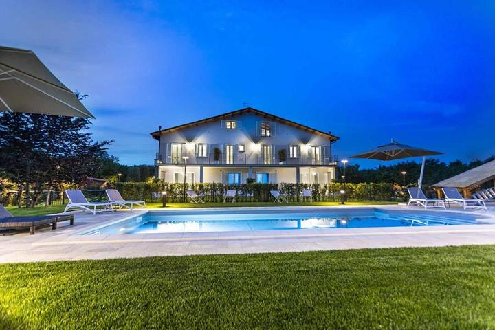 Agriturismo per 4 persone, con idromassaggio e balcone nonché sauna e piscina in Capranica