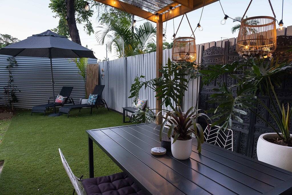 Ganze Wohnung, Tropicana Courtyard - Stylish Tropical Retreat with Private Courtyard & Prime Location in Cairns, Far North Queensland