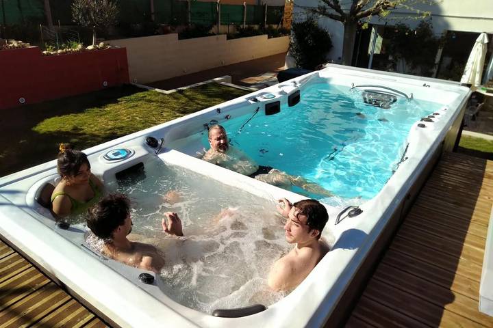 Chambre d’hôte pour 4 personnes, avec jacuzzi ainsi que piscine et jardin
