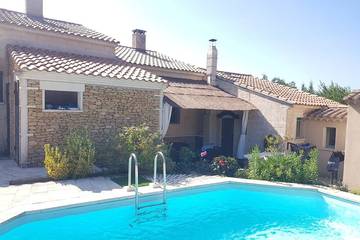 Gîte pour 3 personnes, avec jardin et terrasse ainsi que jacuzzi et piscine à Ménerbes