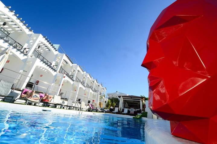 Parque de vacaciones para 10 personas, con Jacuzzi y Terraza además de Jardín y Piscina en Sonnenland