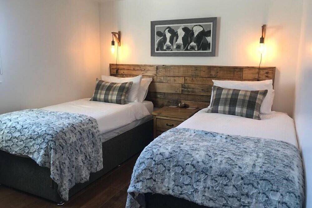 Hot Tub*,Fire, Super-king , Zip n Link beds.Views in Lancashire