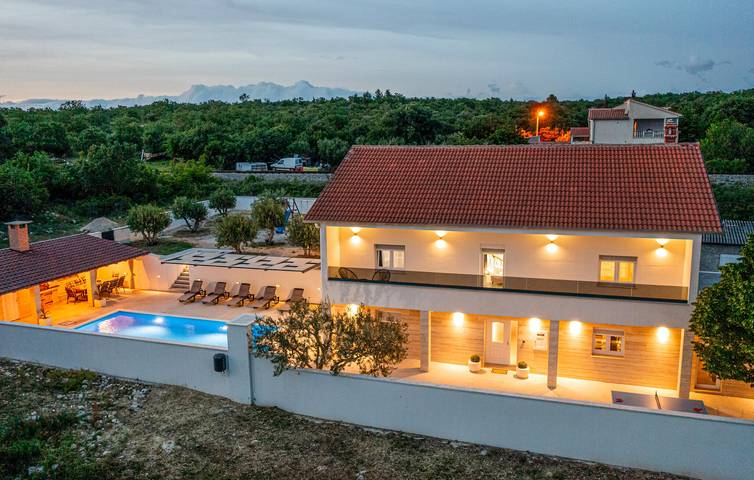 Ferienhaus für 10 Personen, mit Terrasse und Pool - 1
