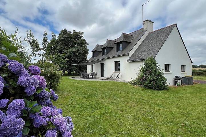 Location de vacances pour 12 personnes, avec Terrasse ainsi que Jardin et Sauna dans Saint-Brieuc-de-Mauron