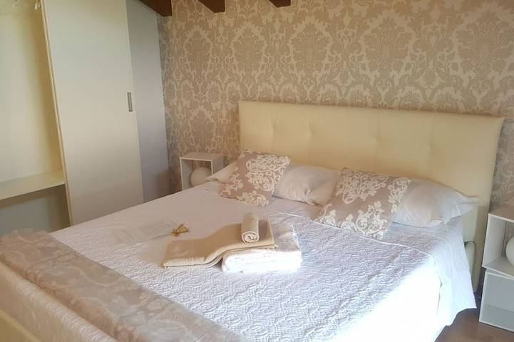 Double Room Shared Bathroom In Donizetti Attic in Bergamo, Provincia di Bergamo