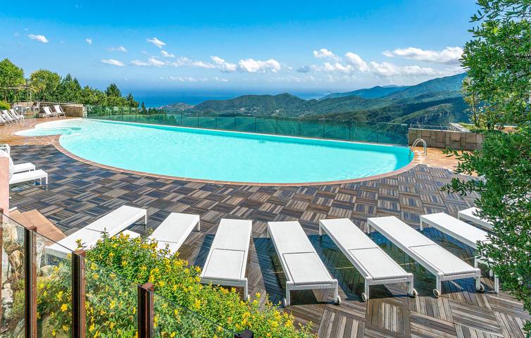 Accogliente appartamento con piscina e terrazza, a 200 m dal ristorante a Magliolo in Magliolo, Alpi Liguri