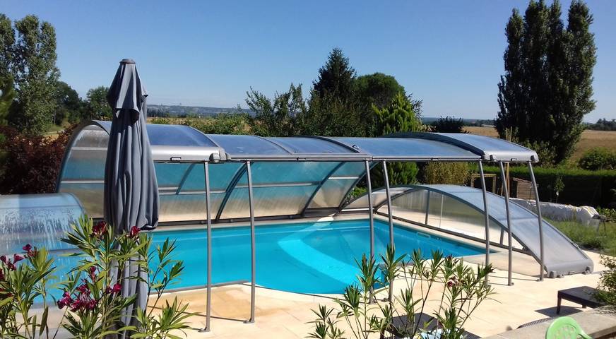 Cottage pour 2 personnes, avec piscine et jardin à Marcollin