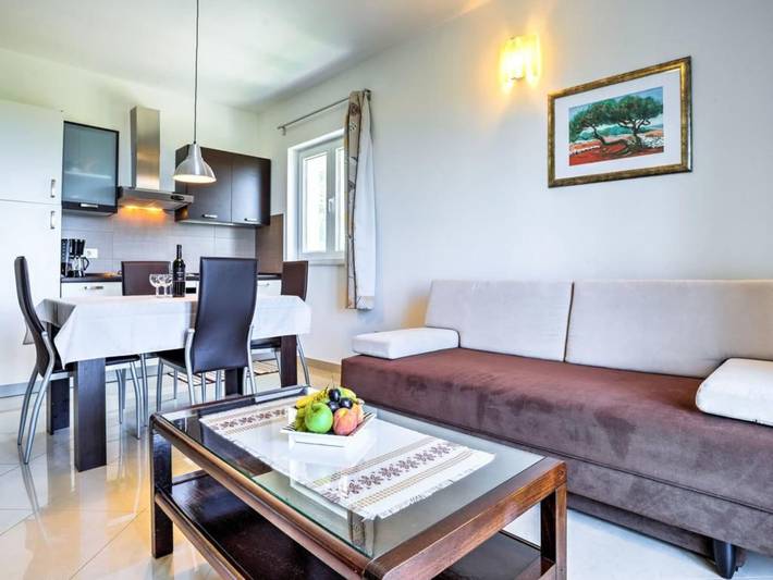 Ferienwohnung für 4 Personen, mit Pool und Balkon sowie Garten, kinderfreundlich in Moscenicka Draga
