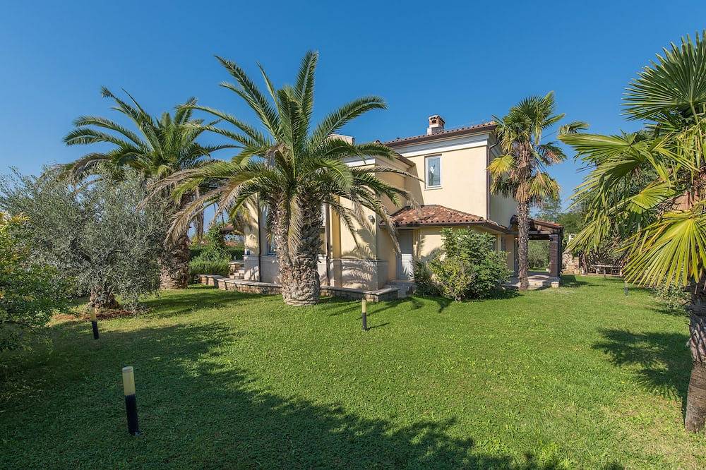 Dream villa with large swimming pool, 800m from the sea with 5 bedrooms 4 bathrooms in Mali Maj, Grad Poreč