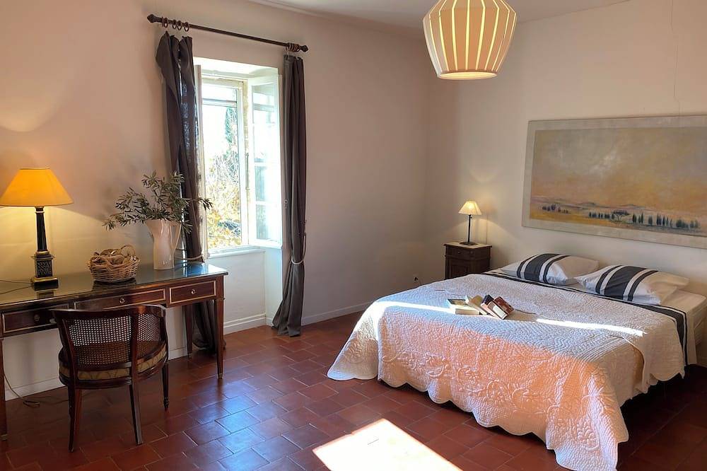 Traditional country house with unusual pool near Orange in Sérignan-du-Comtat, Vaucluse