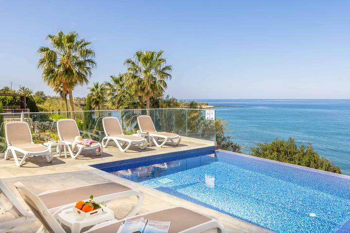 Villa for 7 people, with Balcony and Terrace as well as Garden in Cyprus