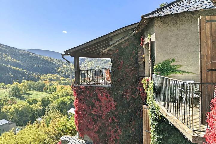 Gîte pour 8 personnes, avec piscine et balcon, animaux acceptés à Llo