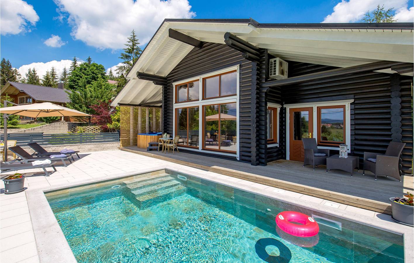 Geräumige 130 m² große Wohnung mit Pool, Terrasse und Garagenstellplatz in Delnice, Primorje-Gorski Kotar