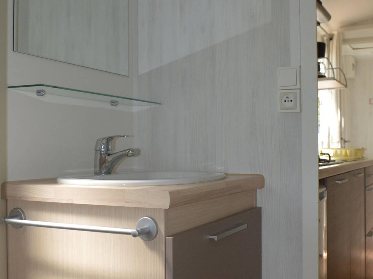 Cozy Mobile Home with Terrace, 2 Bedrooms in Junas, Nimes region