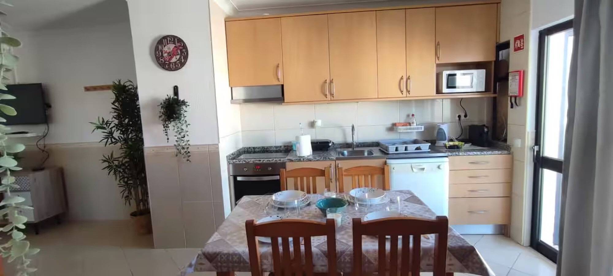Ganze Wohnung, Ferienwohnung 'T2 Edificio Cruzeiro' mit privatem Pool, Wi-Fi und Klimaanlage in Praia da Rocha, Portimão