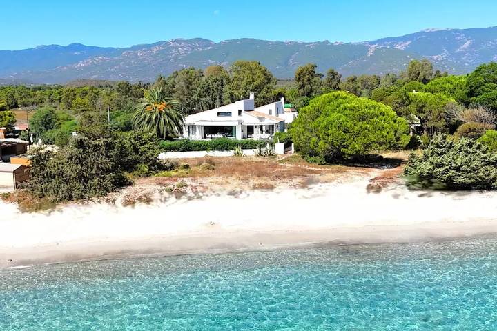 Location de vacances pour 12 personnes, avec jardin et vue dans Plage de Saint Cyprien (Lecci)