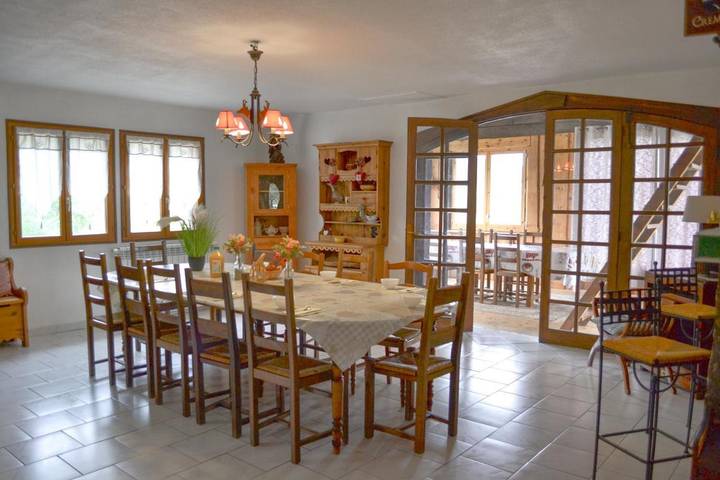 Gîte pour 12 personnes, avec Terrasse ainsi que Sauna et Vue dans La Quillane
