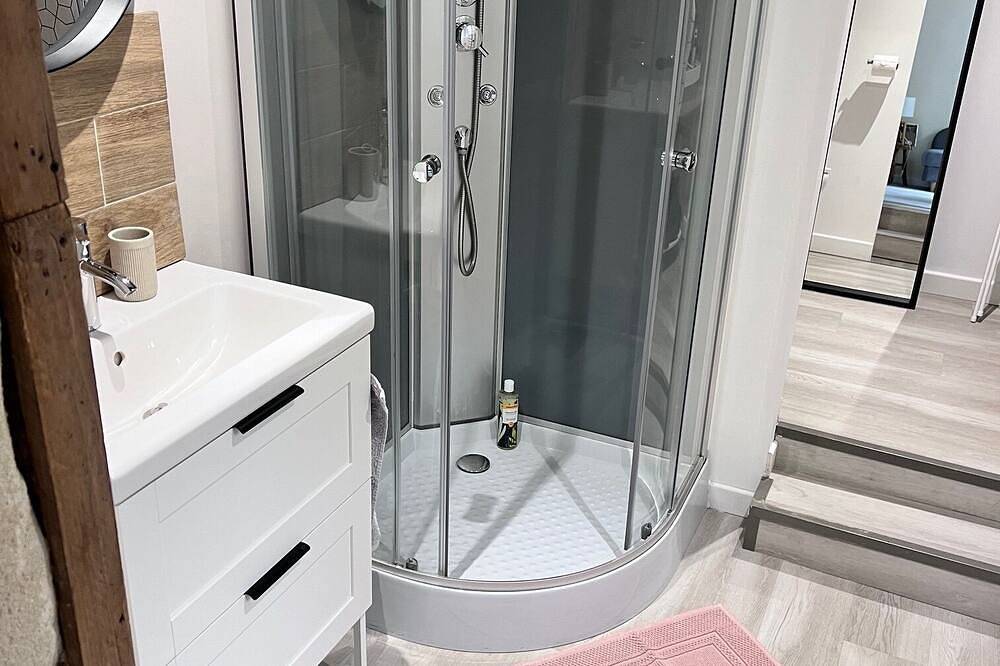 Entire apartment, Apt with private outdoor area, 500m from the château. bike parking, self-guided arrival. in Chinon, Loire Valley