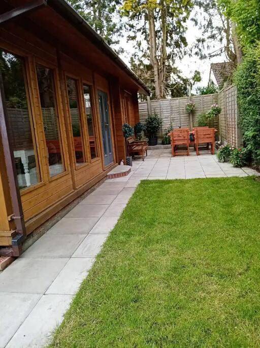 Entire apartment, Tranquil log cabin in Shepton Mallet, Somerset