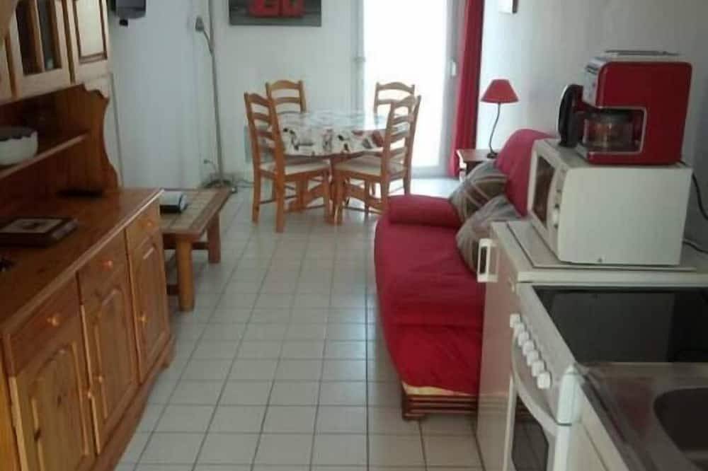 Entire apartment, Anselme, Duplex Avec Cour Commune ²proche mer in Ver-sur-Mer, Côte de Nacre