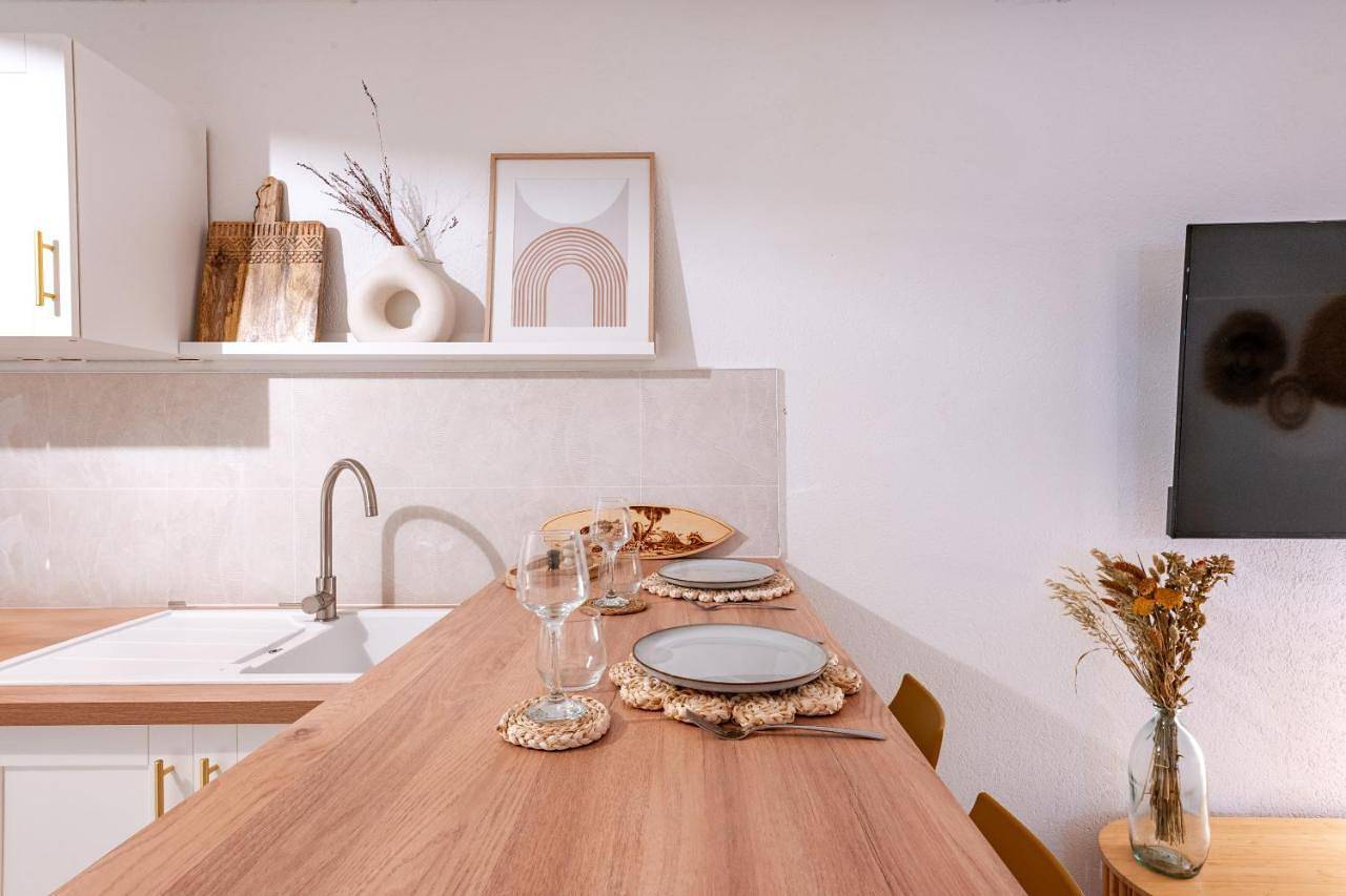 Appartement entier, Suite Bali de 45m2 - Idéal couple - Chambre séparée - Jacuzzi baignoire balnéo - Sauna - Clim réversible - Netflix - Piscine accès partagé avec la petite copro - Bouteille de champagne offerte dès 2 nuits in Suze-la-Rousse, Région de nyons