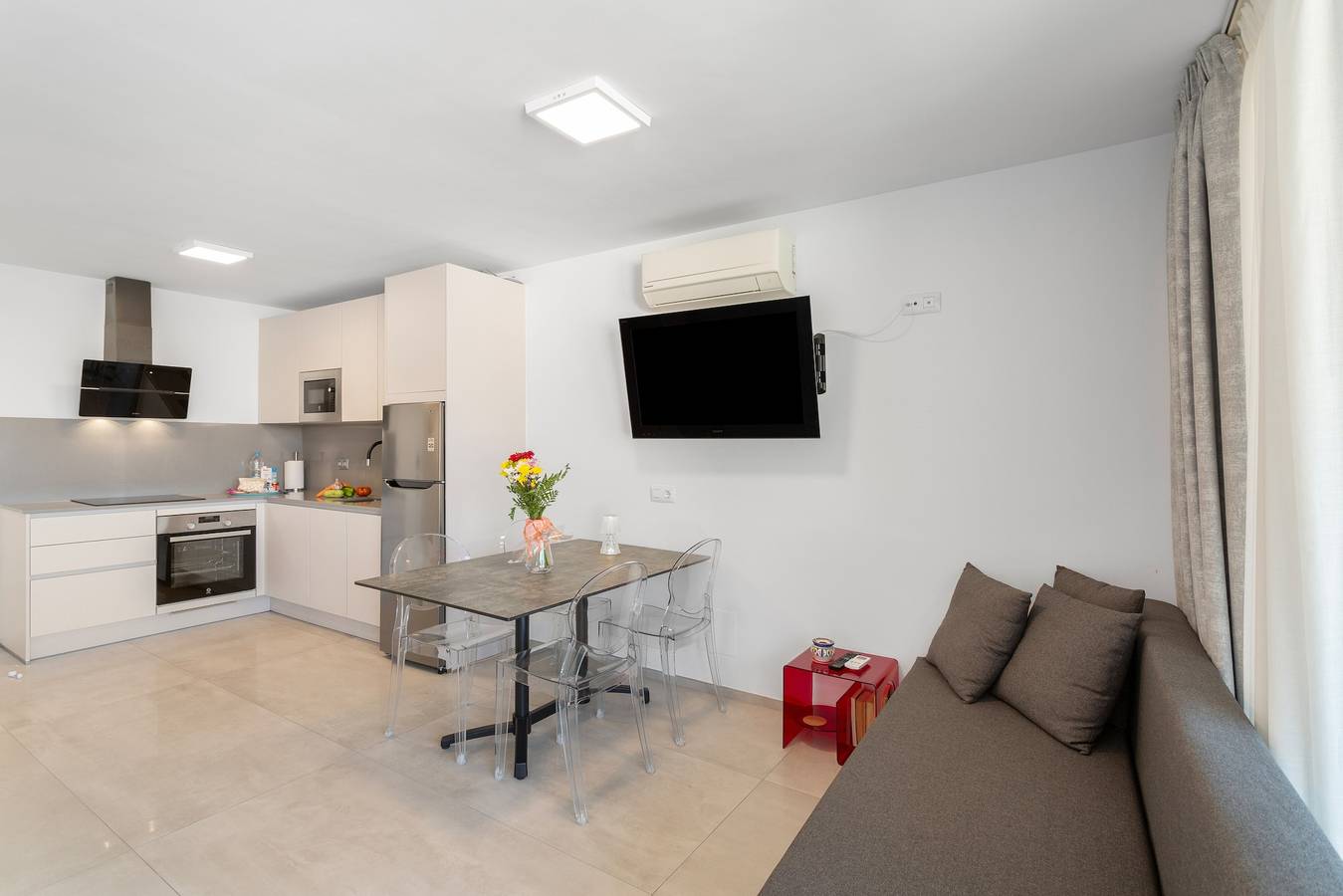 Appartement entier, Vacances « Ocean Wave Retreat » avec vue sur mer, Wi-Fi et climatisation in Arguineguín, Grande Canarie du Sud