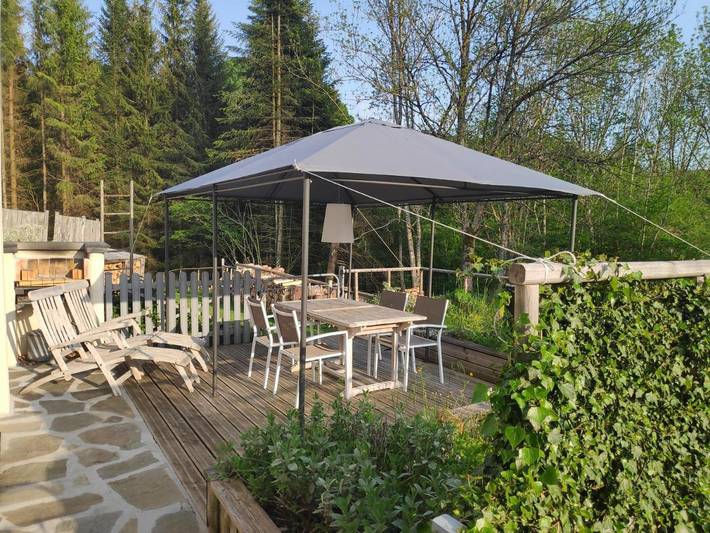 Location de vacances pour 4 personnes, avec jardin et vue ainsi que piscine et sauna à Égliseneuve-d'Entraigues - 4