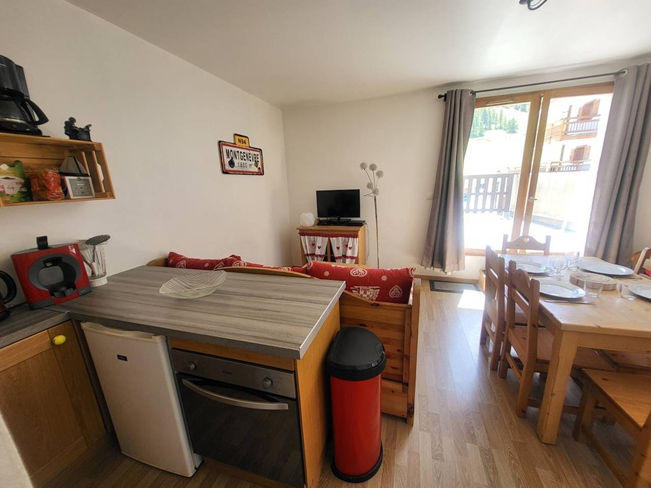 Entire apartment, Cozy slopeside apartment with Wi-Fi in Montgenèvre, Briançon region