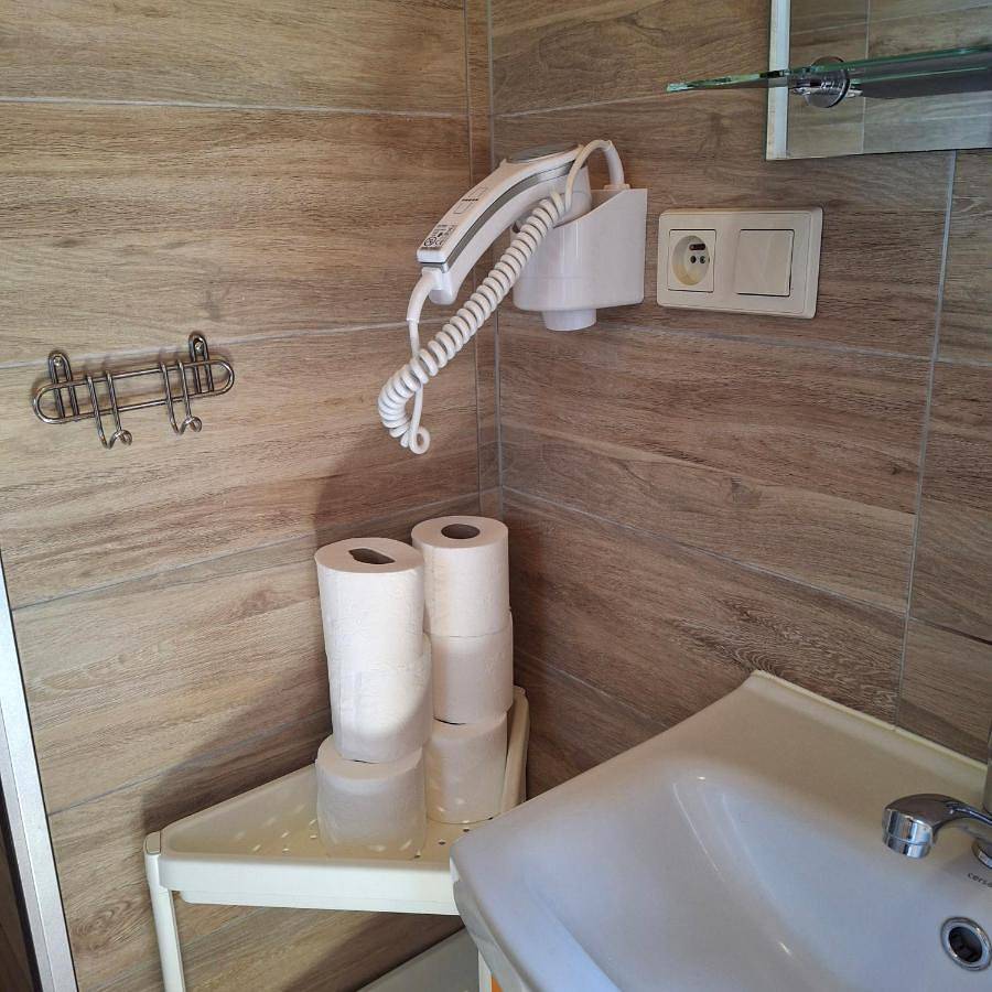 Domki i apartamenty nad jeziorem solińskim z basenem I widokiem na góry in Karpaty (Polska)