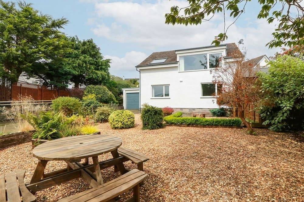 Camusfearna, pet friendly, country holiday cottage in Colvend in Kippford, Dumfries and Galloway