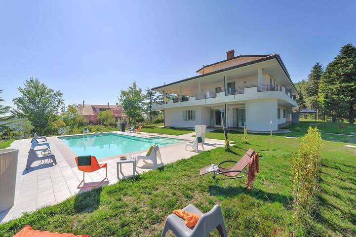 Agriturismo per 5 persone, con piscina e terrazza nonché giardino, con animali domestici in Tavullia