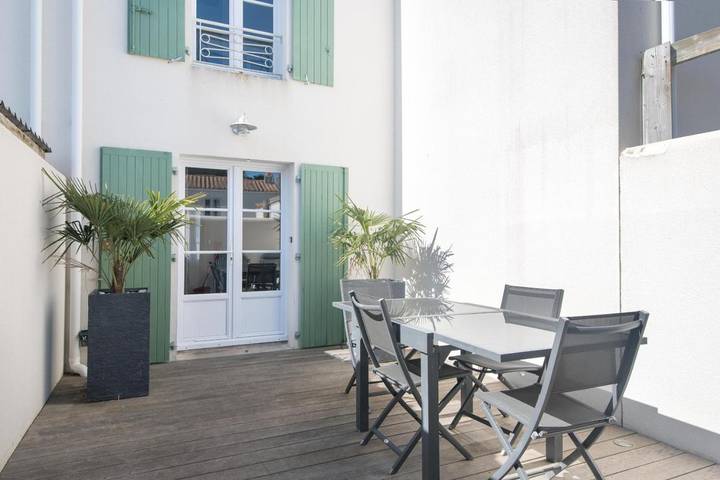 Location de vacances pour 4 personnes, avec terrasse et piscine, animaux acceptés à La Flotte