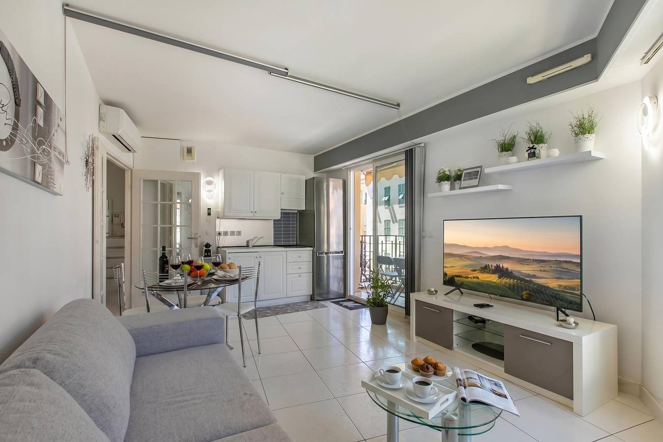 Entire apartment, Victoria Beach White Apt in Menton, Mediterranean Coast (France)