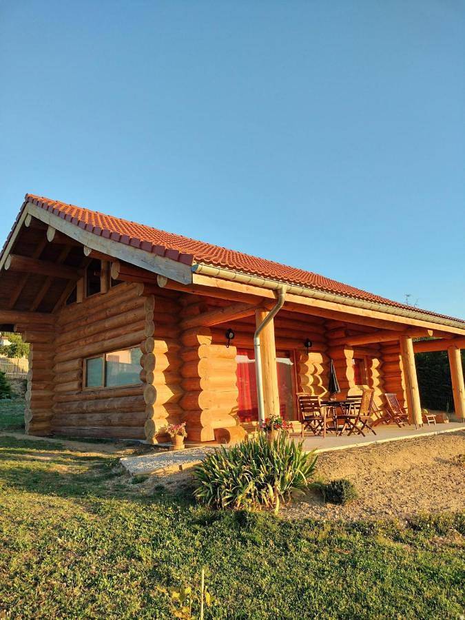 Gîte pour 4 personnes, avec terrasse ainsi que jardin et vue à Savas
