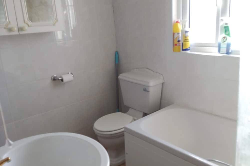 Room in shared house in leafy suburban road.  London Zone 4 in Sutton (London), London