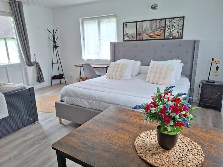 Location de vacances pour 2 personnes, avec Terrasse et Jardin ainsi que Piscine et Vue dans Mesnil-en-Ouche - 3