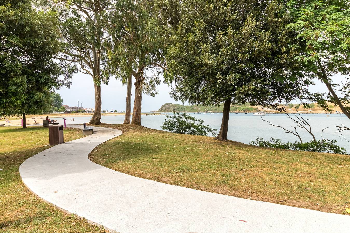 Apartamento entero, Apartamento 'La Ribera' con vistas a la montaña, piscina compartida y Wi-Fi in Suances, Costa de Cantabria