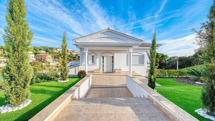 Villa 'Costacabana - Madison' mit privatem Pool, privater Terrasse und WLAN in Central Lloret de Mar, Lloret de Mar