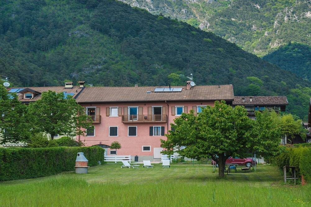 Geheel appartement, Appartement in Mezzolago met Ledromeer Uitzicht in Mezzolago, Ledro